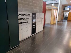 kuvassa käytävä ja siellä sijaitseva läppärilainaamokaappi